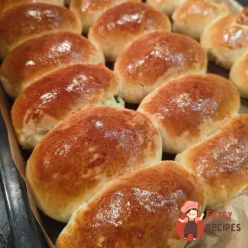 Пиріжки з цибулею та яйцем у духовці