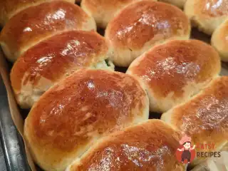 Пиріжки з цибулею та яйцем у духовці