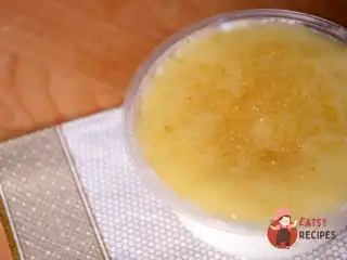 Молочно-мигдальне бланманже з карамельним соусом