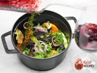 Яловичі щоки, тушковані у червоному вині