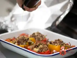 Запечений перець із кускусом і фетою на підкладці із запечених овочів