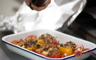 Запечений Перець Із Кускусом І Фетою На Підкладці Із Запечених Овочів