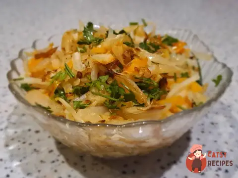 Квашена капуста, смажена на сковороді зі солодким перцем