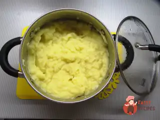 Картопляне пюре з карамелізованою цибулею