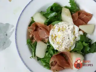 Салат з бурратою, динею та прошутто