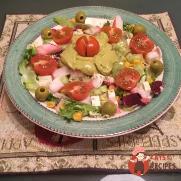 Салат з крабовим м'ясом, сиром фетаксу та гуакамоле.