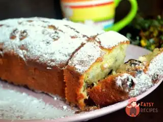 Пишний сирний кекс із родзинками