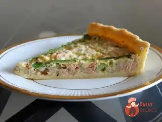 Кіш з рисом, лососем та спаржею