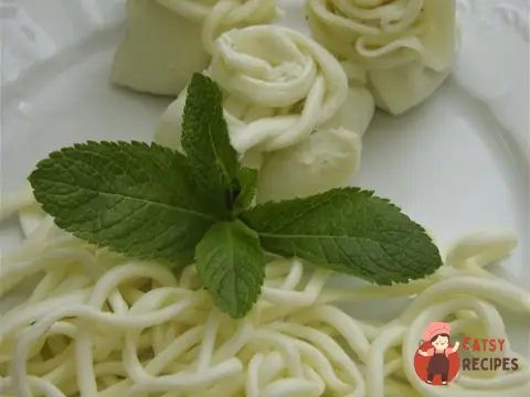 Лазурад (Хінкалі з сиру надуги з м'ятною аджикою)