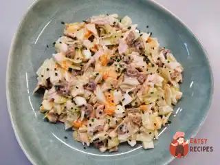 Салат із куркою, грибами та яйцем