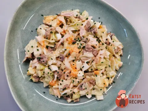 Салат із куркою, грибами та яйцем
