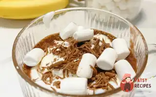 Бананове какао з маршмелоу, збитими вершками та шоколадом