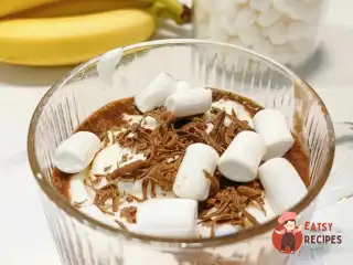 Бананове какао з маршмелоу, збитими вершками та шоколадом