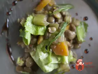 Сочевиця з салатним листям і зеленню кропу