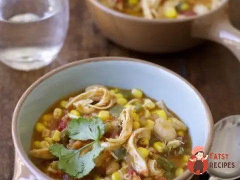 Мексиканський курячий суп з овочами та зеленими бананами.