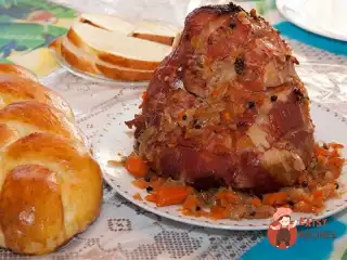 Шинка в бальзамічній глазурі зі смаженою коктейльною цибулею