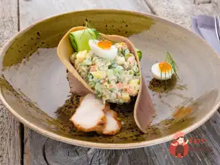 Олів'є з відвареною мовою та запеченою куркою