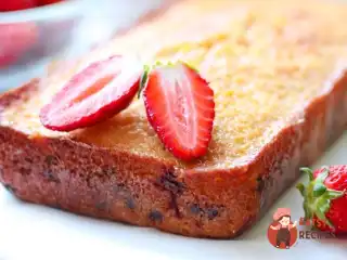 Кекс на йогурті з полуницею