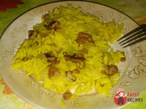 Шафрановий рис з родзинками та горіхами