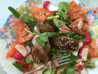 Гарячий салат з печінкою курки
