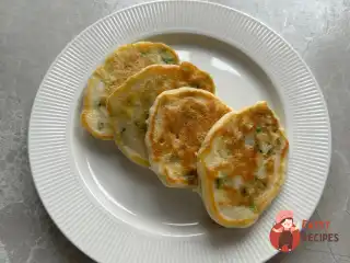 Ліниві пиріжки з яйцем і цибулею