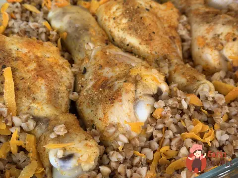 Курячі гомілки з гречкою та овочами в духовці