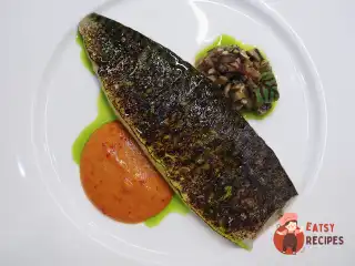 Палена скумбрія з кокосово-перечним соусом і тартаром з маринованих груздів