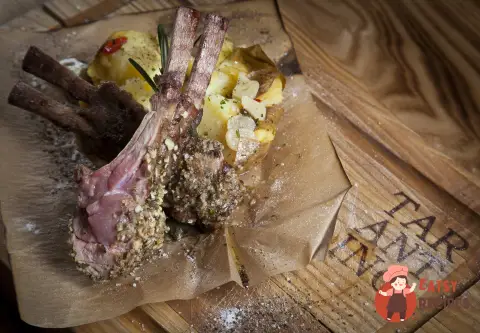 Корейка теляти з м'ятою картоплею та соусом Алі-оліо