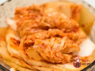 Кімчі (гостра корейська закуска з капусти)