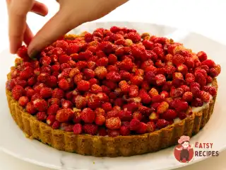 Пиріг із суницею та кремом патисьєр