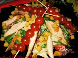 Салат «Цезар» з куркою та беконом