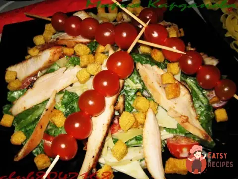 Салат «Цезар» з куркою та беконом
