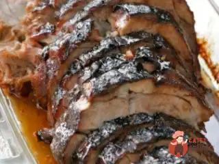 Запечена шинка в скоринці з коричневого цукру та спецій