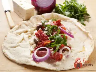 Фахітас з різнокольоровими перцями, кабачками та руколою