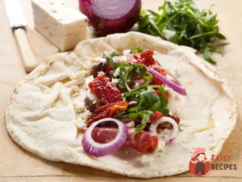 Фахітас з різнокольоровими перцями, кабачками та руколою
