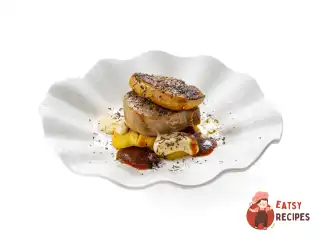 Яловичий язик з запеченою картоплею і пюре з картоплею кореня селери