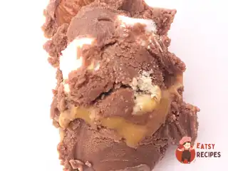 Шоколадне морозиво з маршмелоу, мигдалем та карамельним прошарком