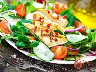 Курячий салат з помідорами та огірками