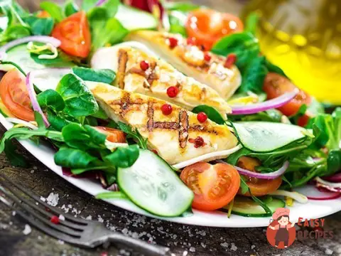 Курячий салат з помідорами та огірками