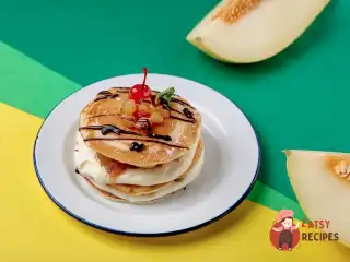 Панкейк з пряною динею та вершковим кремом