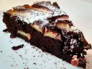 Шоколадний пиріг з яблуками та корицею