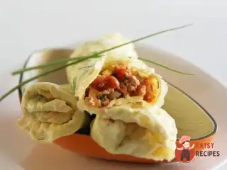 Омлетні рулетики з куркою, помідорами та зеленню