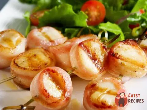 Мариновані морські гребінці на шпажках з розмарину на грилі
