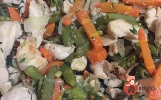 Курка Зі Стручковою Квасолею Та Овочами У Вершковому Соусі