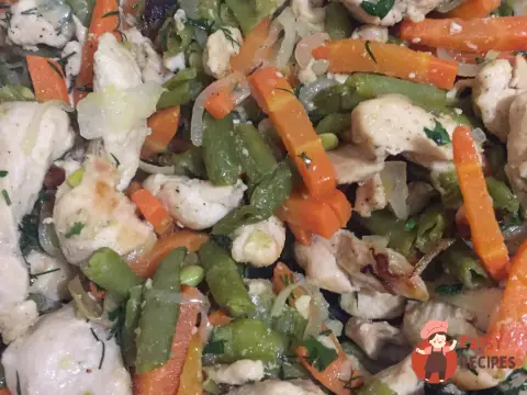 Курка зі стручковою квасолею та овочами у вершковому соусі