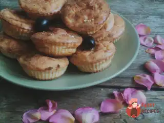 Цибулеві мафіни з сирною начинкою
