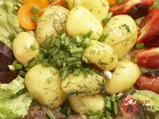 Молода картопля з зеленою цибулею