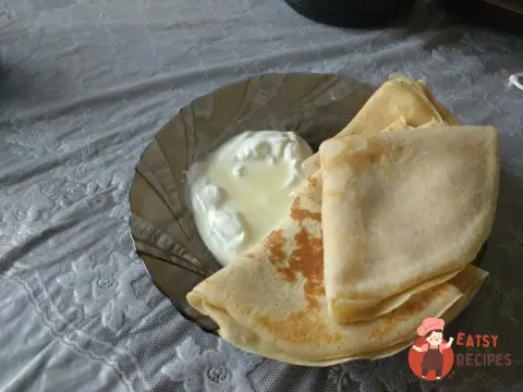 Тонкі млинці на молоці з вершковим маслом