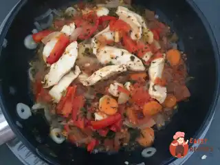 Дієтична тушкована куряча грудка без солі з імбиром