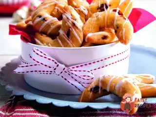 Рогаліки з ромовими родзинками